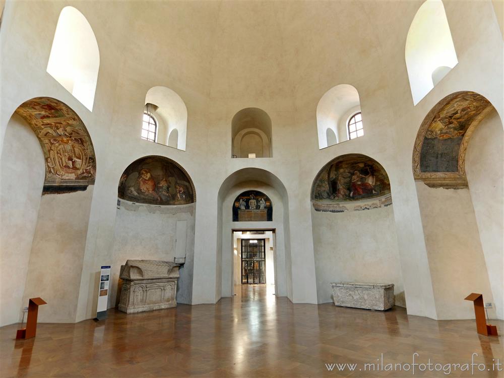 Milano - Interno della Cappella di Sant'Aquilino nella Basilica di San Lorenzo Maggiore lato ingresso